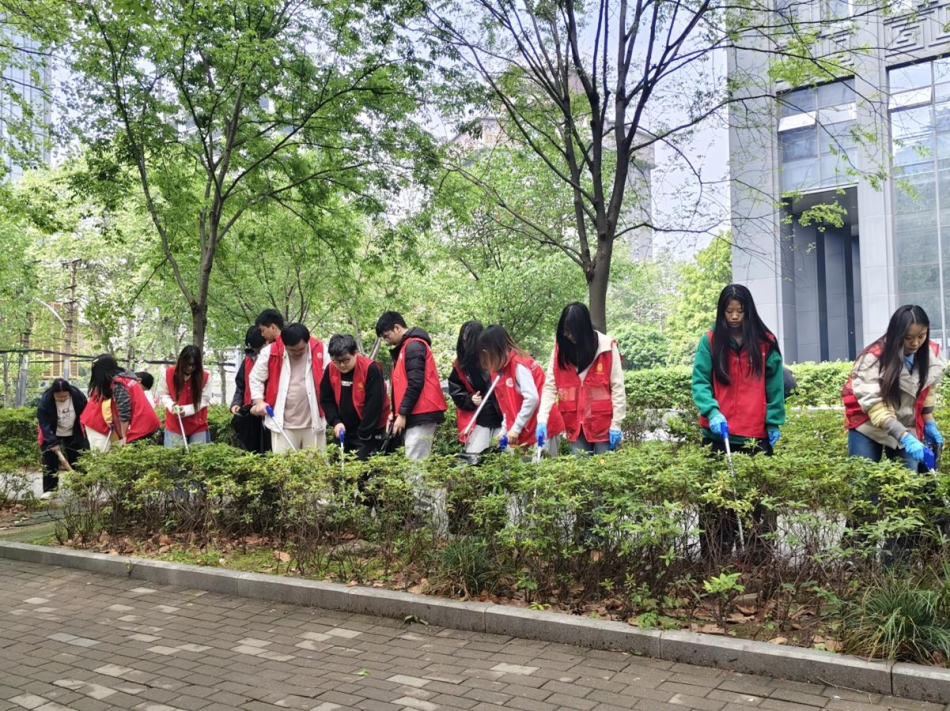 志愿服务进社区，净美家园在行动——yl23411永利集团六初婳志愿服务队赴袁家社区开展环境清洁志愿服务