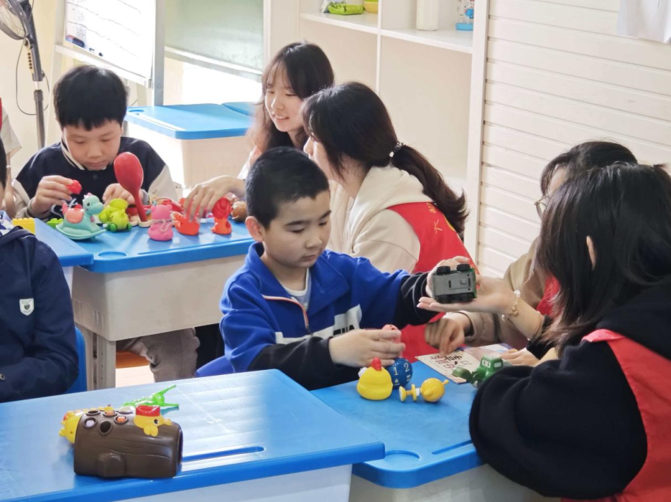 “守护星光童行，用爱温暖心灵”——yl23411永利集团六初婳志愿服务队开展特教公益关爱活动