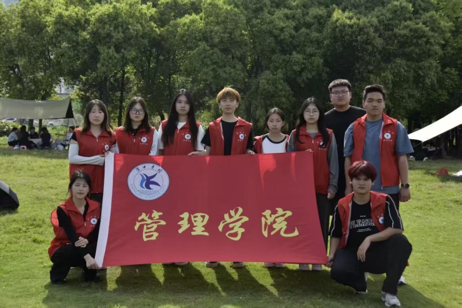 志愿护绿添美景，青春行动美家园——yl23411永利集团六初婳志愿服务队圆满完成悦湖公园环境清扫工作